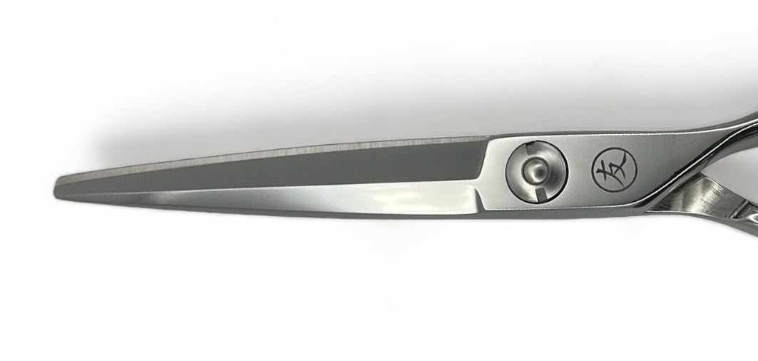 AK Z-1 Master Hairdressing Scissors close up blade