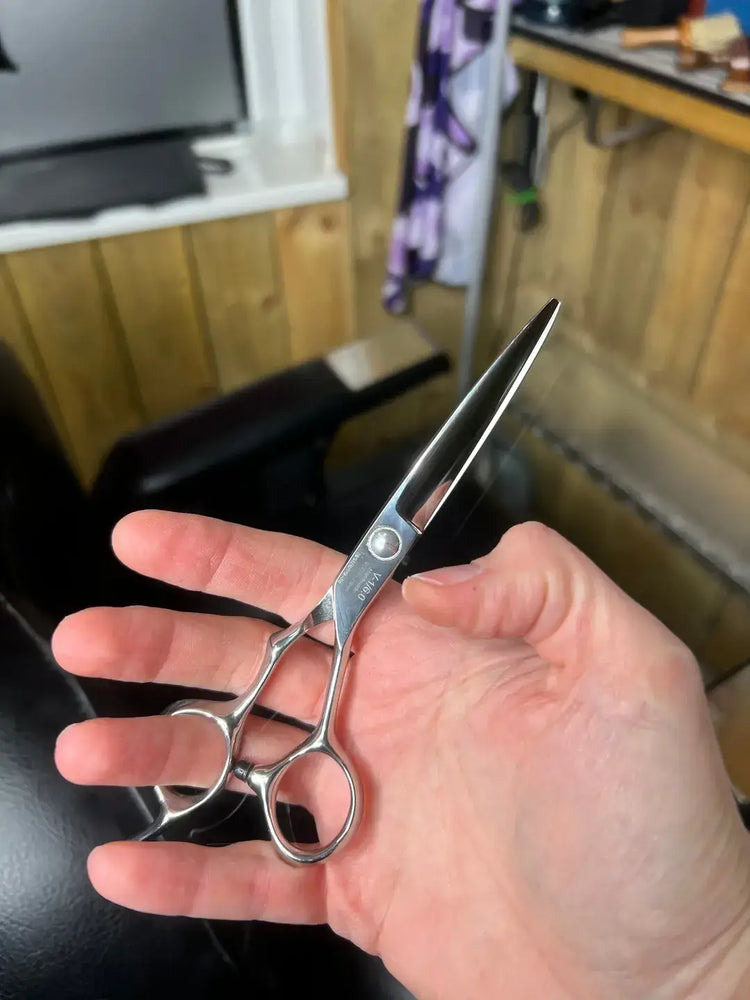 Akito scissor in hand of customer